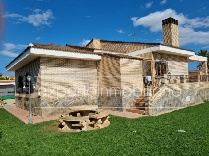 CHALET CON PARCELA EN VENTA (PECHINA)