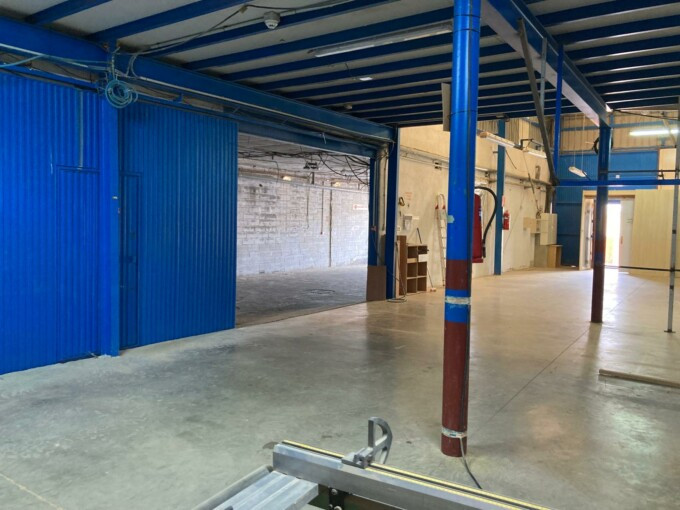 NAVE INDUSTRIAL EN ALQUILER (CTRA. PSIQUIATRICO)